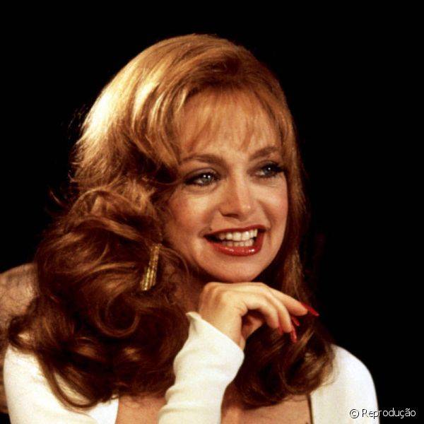 A Morte Lhe Cai Bem, 1992 - Goldie Hawn usa uma versão elegante do tom para viver Helen Sharp, arquirrival de Meryl Streep com quem vive uma guerra insana no longa. O acabamento é brilhoso e pode ser alcançado com uma camada de gloss sobre qualquer tom de vermelho.